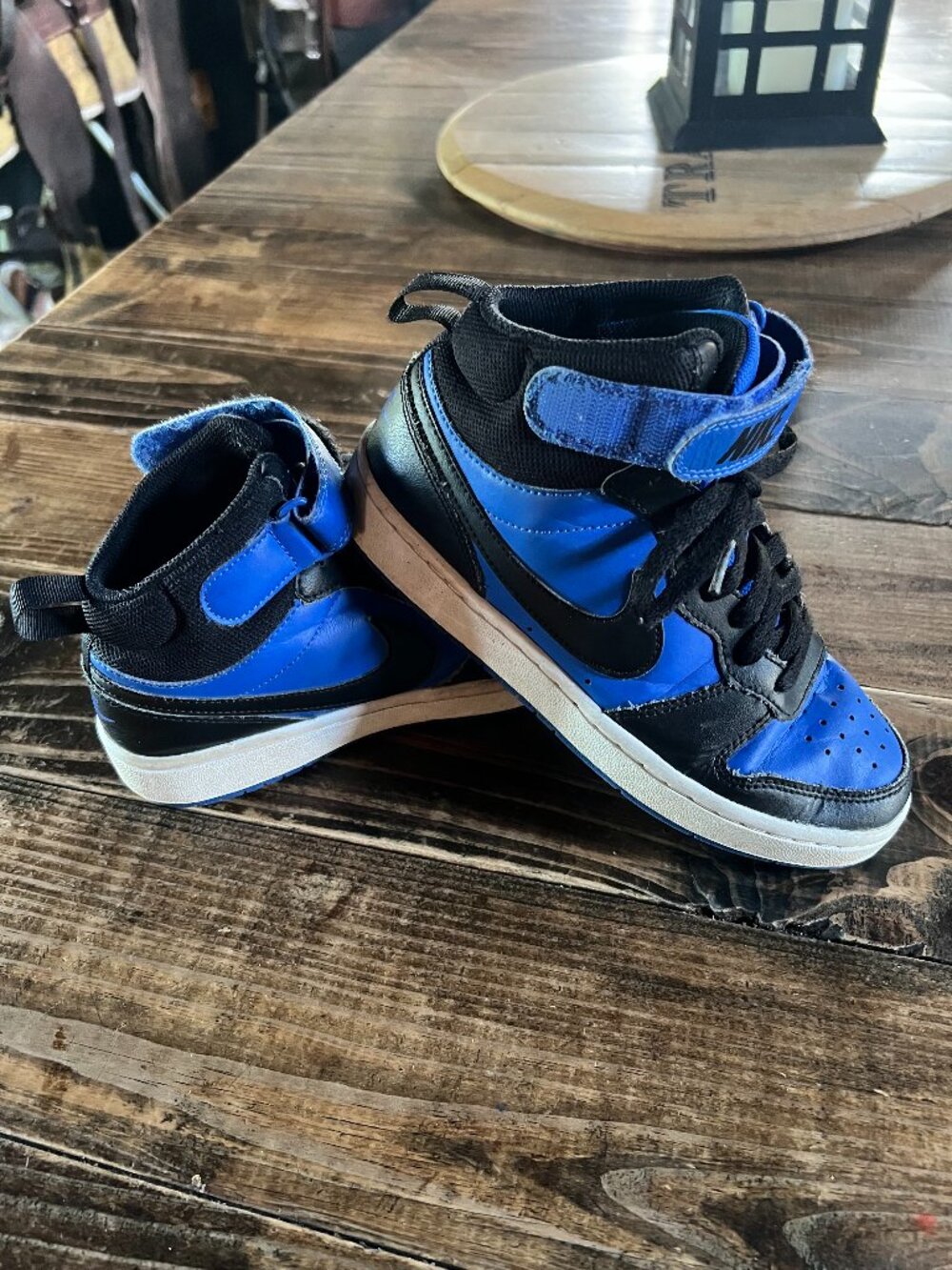 Nike Kids' Grade School Court Borough Mid Shoes size 5
